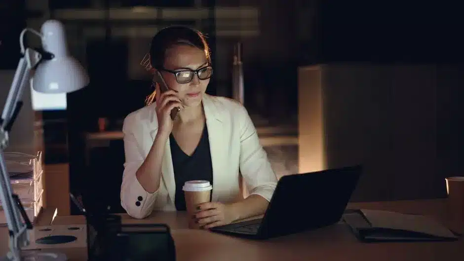 Professionnelle répondant au téléphone depuis son bureau