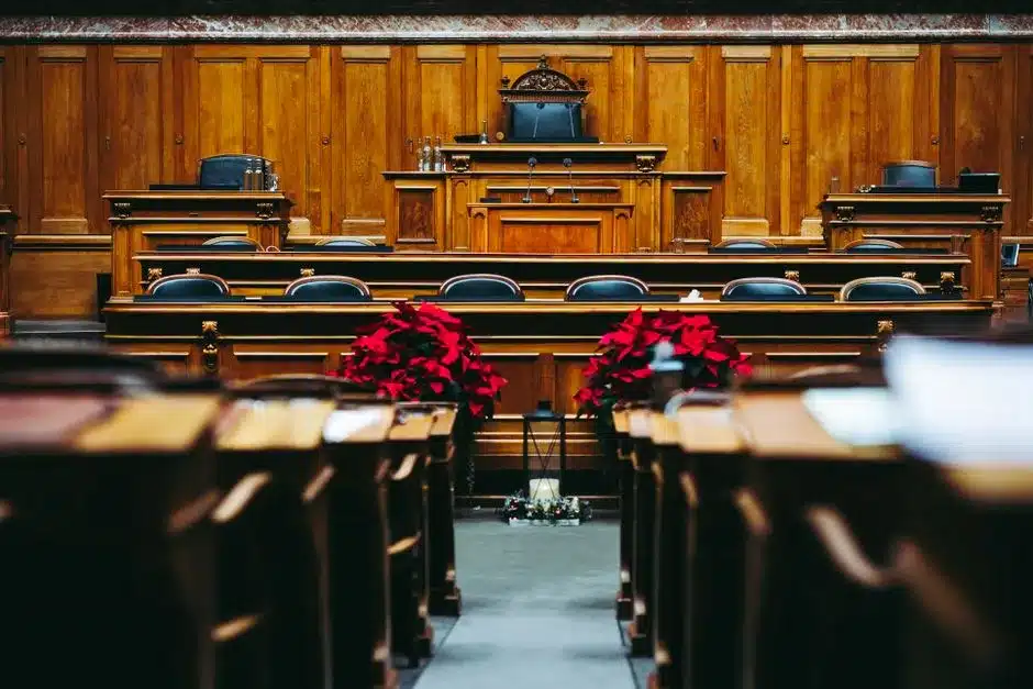 Rangées de sièges d'une salle d'audience où l'interprétation se fait à voix basse
