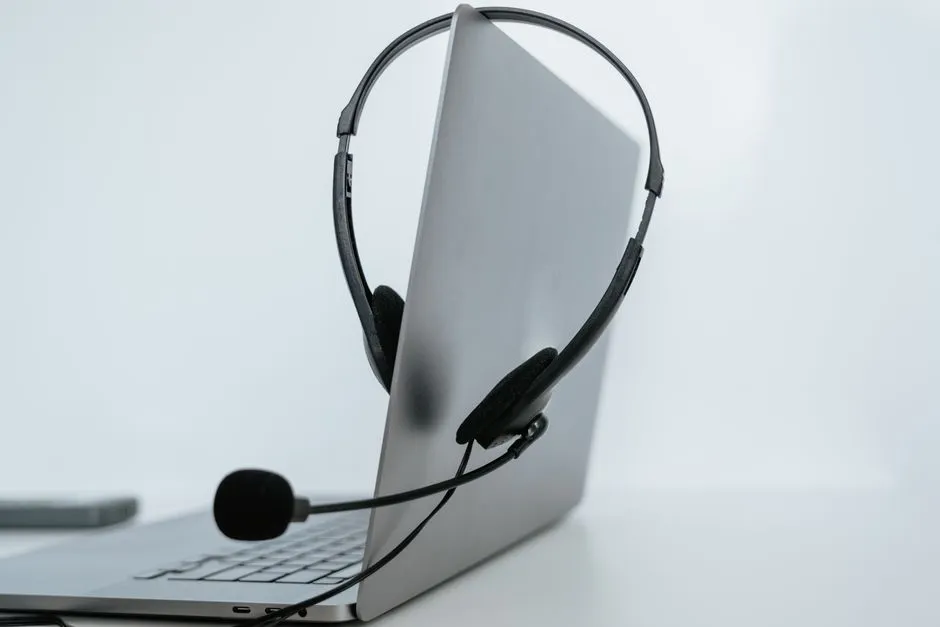 Casque-micro posé sur un ordinateur portable pour une interprétation à distance