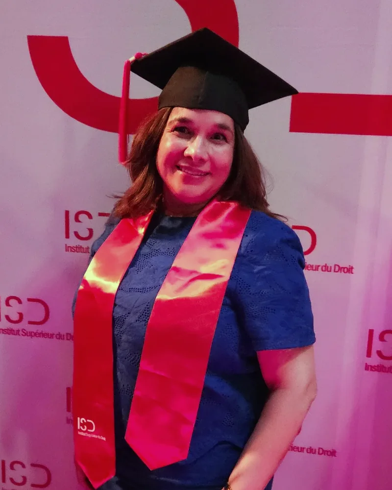 Maria Carolina CULTRERA en toque et étole lors de sa remise de diplôme à l'Institut Supérieur du Droit