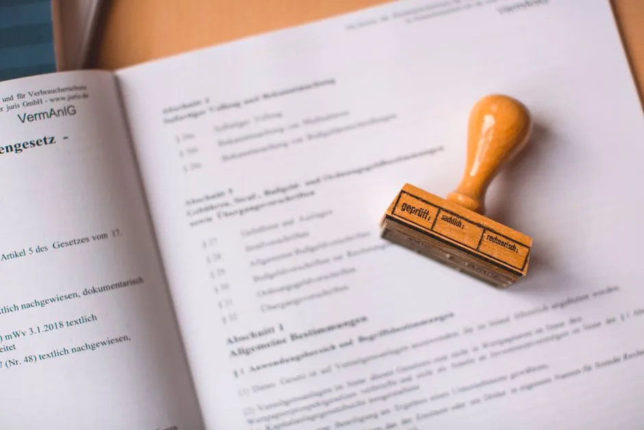 Cachet posé sur un document juridique certifié conforme par une traductrice experte