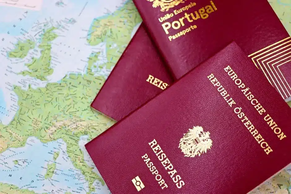 Passeports européens posés sur une carte du monde, symbole des démarches à l'étranger